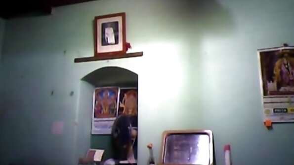 বড় চশমা সহ দেবর ভাবি চোদা চোদি একটি কিউটি তার ছিনতাইয়ের ভিতরে একটি বড় ডিক পাচ্ছে